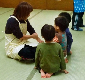 子どもたちと遊ぶ職員 子どもたちと遊ぶ職員