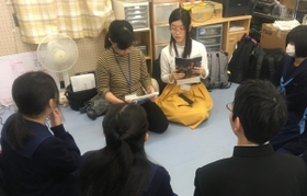 Vチューバーについて高校生から聞き取りをする大学生=加古川市野口町水足、加古川北高校 Vチューバーについて高校生から聞き取りをする大学生=加古川市野口町水足、加古川北高校