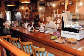 木のぬくもりを生かし、アットホームな雰囲気のある店内=加古川市野口町良野 木のぬくもりを生かし、アットホームな雰囲気のある店内=加古川市野口町良野