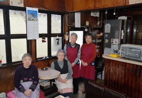 店を切り盛りする四姉妹。(左から)谷岡朗子さん、仲里満知子さん、猪熊晴江さん、湯川紀久恵さん=神戸市兵庫区、喫茶思いつき 店を切り盛りする四姉妹。(左から)谷岡朗子さん、仲里満知子さん、猪熊晴江さん、湯川紀久恵さん=神戸市兵庫区、喫茶思いつき
