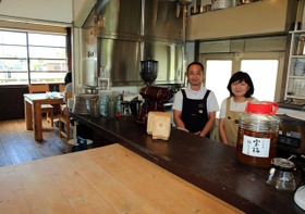 約80年に建てられた郵便局の局舎を改装した店内=神戸市北区大沢町中大沢 約80年に建てられた郵便局の局舎を改装した店内=神戸市北区大沢町中大沢