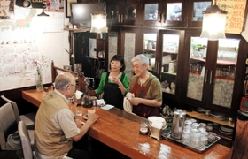 コーヒー片手に、よもやま話。店内の絵やドライフラワー、生花もなじみ客によるものだ=明石市本町1 コーヒー片手に、よもやま話。店内の絵やドライフラワー、生花もなじみ客によるものだ=明石市本町1