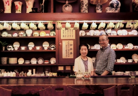 開店39年目に入ったはた珈琲店の畑加津子さん(左)と芳弘さん=神戸市中央区元町通5 開店39年目に入ったはた珈琲店の畑加津子さん(左)と芳弘さん=神戸市中央区元町通5