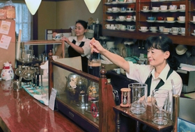 コーヒーはすべてサイホンで、種類ごとに時間を計りながらいれる=神戸市灘区桜口町3 コーヒーはすべてサイホンで、種類ごとに時間を計りながらいれる=神戸市灘区桜口町3