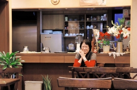 奥の指定席で、来店を待つ店主の虞貴英さん=神戸市灘区水道筋3 奥の指定席で、来店を待つ店主の虞貴英さん=神戸市灘区水道筋3