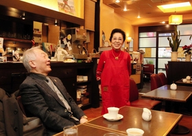 常連客と談笑する美除芙美子さん(右)=神戸市長田区大橋町6、カフェ・エース 常連客と談笑する美除芙美子さん(右)=神戸市長田区大橋町6、カフェ・エース