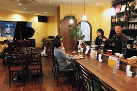 落ち着いた店内。静かにコーヒーを入れる佐々木信明さん、よしみさん夫妻(右)=猪名川町伏見台1 落ち着いた店内。静かにコーヒーを入れる佐々木信明さん、よしみさん夫妻(右)=猪名川町伏見台1
