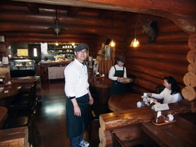 落ち着いた店内と船岡幹夫さん(中央)=稲美町野谷 落ち着いた店内と船岡幹夫さん(中央)=稲美町野谷