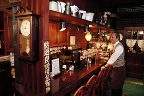 木を基調とし、しっとりとした雰囲気の店内と惣田外茂次さん=尼崎市南武庫之荘1 木を基調とし、しっとりとした雰囲気の店内と惣田外茂次さん=尼崎市南武庫之荘1