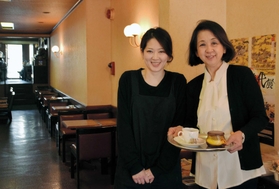 元町商店街を長年見つめてきた店主の渡邊まゆみさん(右)と娘の宇治季菜さん=神戸市中央区元町通5 元町商店街を長年見つめてきた店主の渡邊まゆみさん(右)と娘の宇治季菜さん=神戸市中央区元町通5