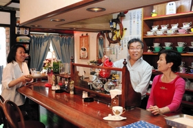陽気なおしゃべりで迎えてくれる港政吉さん(右から2人目)と育子さん(右端)=神戸市東灘区北青木3 陽気なおしゃべりで迎えてくれる港政吉さん(右から2人目)と育子さん(右端)=神戸市東灘区北青木3