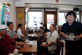 移転後もたくさんの客が集う店内と、店主の細海章子さん(右)=西宮市甲風園1 移転後もたくさんの客が集う店内と、店主の細海章子さん(右)=西宮市甲風園1