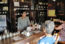 店内は落ち着いた雰囲気。「家より居心地が良い」と話すお客さんも=神戸市東灘区岡本1 店内は落ち着いた雰囲気。「家より居心地が良い」と話すお客さんも=神戸市東灘区岡本1