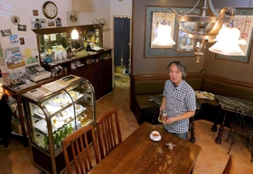 アンティーク調の調度品をそろえる店内。店主の岸本孝一さんはこだわりの紅茶を提供する=加古川市加古川町篠原町 アンティーク調の調度品をそろえる店内。店主の岸本孝一さんはこだわりの紅茶を提供する=加古川市加古川町篠原町