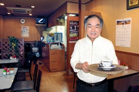 三菱重工神戸造船所の近くで30年以上。憩いの場でマスター田場史郎さんが出迎える=神戸市兵庫区和田宮通5 三菱重工神戸造船所の近くで30年以上。憩いの場でマスター田場史郎さんが出迎える=神戸市兵庫区和田宮通5