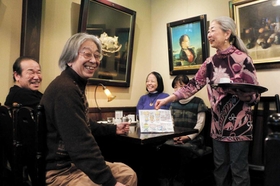 油絵が並ぶ店内で常連客と談笑する福永凋化さん(左から2人目)と待子さん(右端)=神戸市垂水区 油絵が並ぶ店内で常連客と談笑する福永凋化さん(左から2人目)と待子さん(右端)=神戸市垂水区