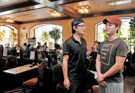 震災を乗り越えた店は、父の宮本政幸さん(左)から長男の譲之さんに受け継がれた=神戸市長田区北町2 震災を乗り越えた店は、父の宮本政幸さん(左)から長男の譲之さんに受け継がれた=神戸市長田区北町2