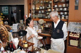 店主の岡本美治さん(左)と夫の寛海さん=神戸市須磨区寺田町1 店主の岡本美治さん(左)と夫の寛海さん=神戸市須磨区寺田町1