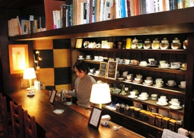 クラシックが流れ、落ち着いた雰囲気の店内。つい長居したくなる=神戸市灘区城内通4 クラシックが流れ、落ち着いた雰囲気の店内。つい長居したくなる=神戸市灘区城内通4