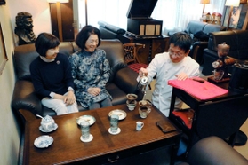 テーブルでコーヒーを入れながら談笑する海老原正毅さん(右端)=神戸市東灘区御影中町1 テーブルでコーヒーを入れながら談笑する海老原正毅さん(右端)=神戸市東灘区御影中町1
