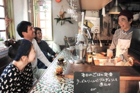 店長の薮下大志さん(右)。サーチの店名は英国のギャラリーから取った=神戸市垂水区塩屋町3 店長の薮下大志さん(右)。サーチの店名は英国のギャラリーから取った=神戸市垂水区塩屋町3