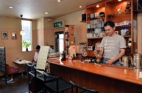 昭和の雰囲気が漂う店内。「リラックスしすぎて寝る人もたまにいます」と粂さん=神戸市中央区北長狭通1 昭和の雰囲気が漂う店内。「リラックスしすぎて寝る人もたまにいます」と粂さん=神戸市中央区北長狭通1