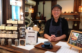 自ら焙煎し、ブレンドしたコーヒーを提供する和田洋さん=神戸市長田区菅原通2 自ら焙煎し、ブレンドしたコーヒーを提供する和田洋さん=神戸市長田区菅原通2
