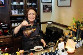 「コーヒーは、自分の好みに合ったものを探すのが一番。店ごとに個性があって面白い」と語る、店主の尾上露子さん=神戸市東灘区本山中町1 「コーヒーは、自分の好みに合ったものを探すのが一番。店ごとに個性があって面白い」と語る、店主の尾上露子さん=神戸市東灘区本山中町1