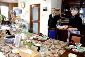 「多くの人に来てほしい」と話す店長の萩原良美さん(右)と夫の勝弘さん=西宮市北六甲台2 「多くの人に来てほしい」と話す店長の萩原良美さん(右)と夫の勝弘さん=西宮市北六甲台2