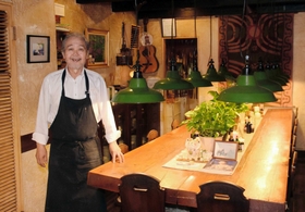 北欧のダイニングをイメージした店内と店主の矢野薫さん=神戸市東灘区岡本2 北欧のダイニングをイメージした店内と店主の矢野薫さん=神戸市東灘区岡本2