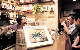 客と談笑する岡本ヤス子さん(左)=神戸市中央区栄町通2 客と談笑する岡本ヤス子さん(左)=神戸市中央区栄町通2