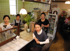 (右下から反時計回りに)4姉妹の美智子さん、和子さん、朝子さん、尚美さん。それぞれの個性で客を迎える=加古川市加古川町寺家町 (右下から反時計回りに)4姉妹の美智子さん、和子さん、朝子さん、尚美さん。それぞれの個性で客を迎える=加古川市加古川町寺家町