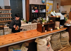 落ち着いた店内でコーヒーを入れる前中寛子さん=三田市高次1 落ち着いた店内でコーヒーを入れる前中寛子さん=三田市高次1