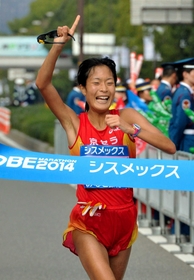 女子で初優勝を遂げ、右手人さし指を突き上げてフィニッシュする斎藤公美(撮影・後藤亮平) 女子で初優勝を遂げ、右手人さし指を突き上げてフィニッシュする斎藤公美(撮影・後藤亮平)