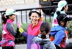 ゴール手前でランナーを出迎える有森裕子さん=神戸市中央区港島中町6(撮影・三浦拓也) ゴール手前でランナーを出迎える有森裕子さん=神戸市中央区港島中町6(撮影・三浦拓也)