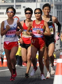 【左】神戸大橋で激しくデッドヒートを繰り広げる女子優勝の斎藤公美(手前右)と石本里緒奈(同左)=神戸市中央区(撮影・三浦拓也) 【左】神戸大橋で激しくデッドヒートを繰り広げる女子優勝の斎藤公美(手前右)と石本里緒奈(同左)=神戸市中央区(撮影・三浦拓也)