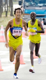 最終盤、男子優勝の鈴木忠(左)がマレルを追い抜く(撮影・三浦拓也) 最終盤、男子優勝の鈴木忠(左)がマレルを追い抜く(撮影・三浦拓也)