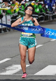 フィニッシュテープを切る女子優勝の杉谷優衣(いずれも撮影・中西幸大) フィニッシュテープを切る女子優勝の杉谷優衣(いずれも撮影・中西幸大)