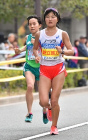 ゴール前で激しく競り合う女子の新立啓乃(右)と若井未央(撮影・笠原次郎) ゴール前で激しく競り合う女子の新立啓乃(右)と若井未央(撮影・笠原次郎)
