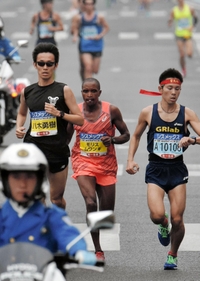 先頭を走る八木選手、ムワンギ選手ら=神戸市中央区(撮影・田中靖浩)