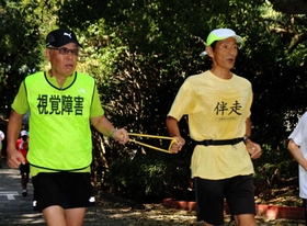 猛暑の8月、練習会で汗を流す芝山孝雄さん(左)=明石市、明石城公園 猛暑の8月、練習会で汗を流す芝山孝雄さん(左)=明石市、明石城公園