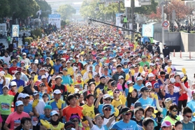 昨年11月、前回大会のスタート風景=神戸市中央区、市役所前 昨年11月、前回大会のスタート風景=神戸市中央区、市役所前