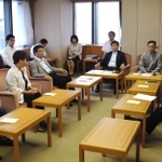 政務活動費の“不自然”な領収書をめぐり、急きょ開かれた神戸市議会の代表者会議=神戸市役所