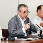 大野市議から会派議員に現金が受け渡された経緯などに関する調査結果を説明する大野市議の代理人・阪本豊起弁護士(中央)。左は浜崎為司議員、右は梅田幸広議員=10日午後、神戸市中央区の神戸市役所(撮影・小林良多)