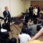 市議の書類送検を受けて報道陣の取材に応じる池田林太郎・神戸市議会議長=28日午後、神戸市中央区加納町6