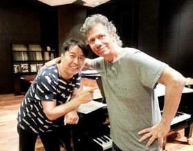チック・コリアさんとはピアノ・デュオ日本全国ツアーを行った(2016年、小曽根真さん提供) チック・コリアさんとはピアノ・デュオ日本全国ツアーを行った(2016年、小曽根真さん提供)