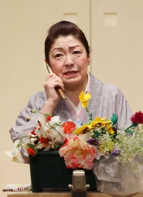 創作した「サカイに一つだけの花」を熱演する桂あやめさん。華やかさを感じる高座だ=神戸市兵庫区、神戸新開地・喜楽館(撮影・長嶺麻子) 創作した「サカイに一つだけの花」を熱演する桂あやめさん。華やかさを感じる高座だ=神戸市兵庫区、神戸新開地・喜楽館(撮影・長嶺麻子)