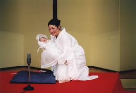 2002年、東京での高座で長女をお披露目した=桂あやめさん提供 2002年、東京での高座で長女をお披露目した=桂あやめさん提供