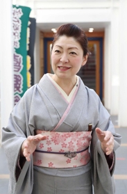 色とりどりの花が登場する華やかな高座「サカイに一つだけの花」を演じた後の桂あやめさん=神戸新開地・喜楽館(撮影・長嶺麻子) 色とりどりの花が登場する華やかな高座「サカイに一つだけの花」を演じた後の桂あやめさん=神戸新開地・喜楽館(撮影・長嶺麻子)