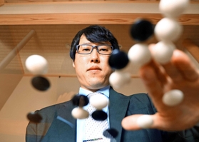 囲碁棋士の井山裕太さん。右利きでも碁を左手で打つのは、ファンの間では有名だ。「ちなみにネット対局のマウスは右手で動かします」=大阪市北区、日本棋院関西総本部(撮影・鈴木雅之) 囲碁棋士の井山裕太さん。右利きでも碁を左手で打つのは、ファンの間では有名だ。「ちなみにネット対局のマウスは右手で動かします」=大阪市北区、日本棋院関西総本部(撮影・鈴木雅之)